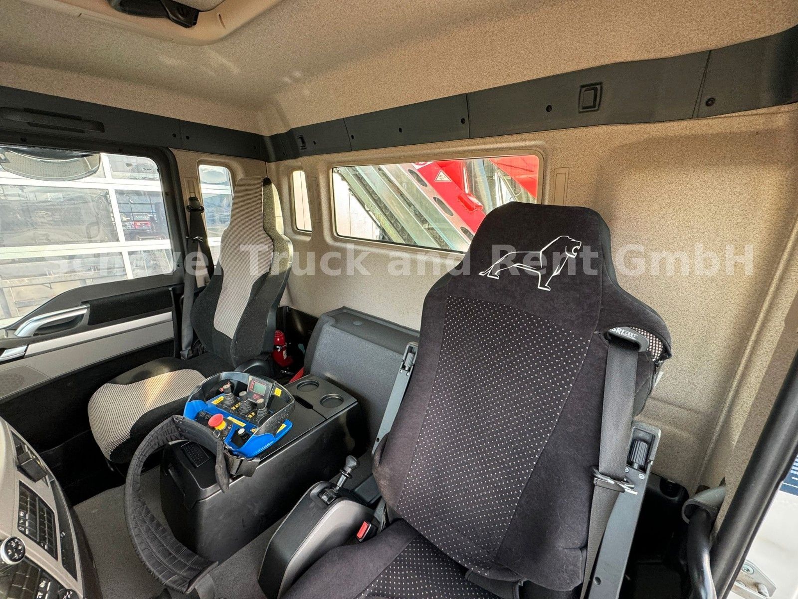 Fahrzeugabbildung MAN TGS 28.400 6x4-4 Dreiseitenkipper FASSI F195