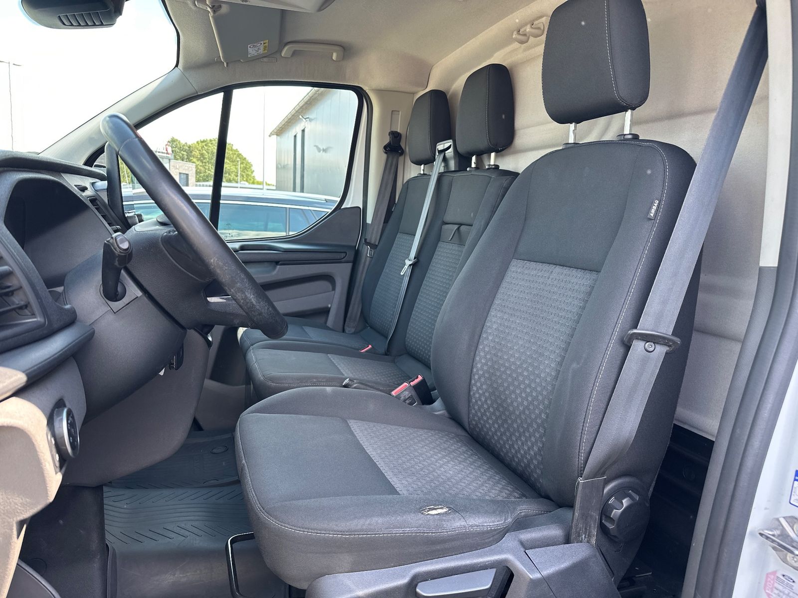 Fahrzeugabbildung Ford Transit Custom 300 L2 2.0 TDCi NAV+KLIMA+SHZ+PP