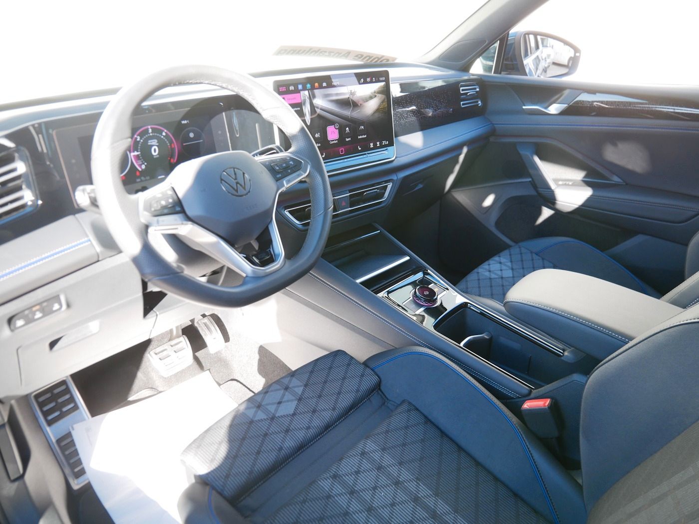 Fahrzeugabbildung Volkswagen Tiguan 2.0 R-Line NEU63T DSG AHK Kamera Matrix