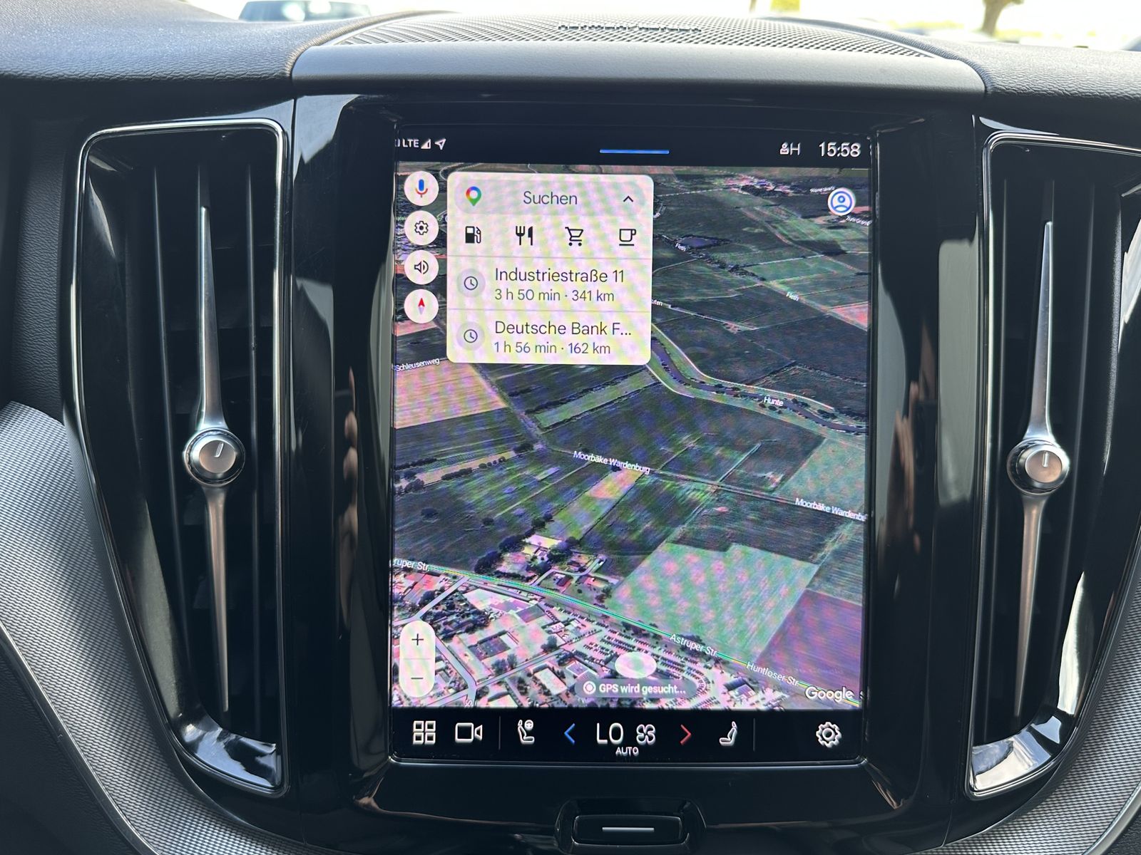 Fahrzeugabbildung Volvo XC60 B4 D Plus Dark NAV+LED+ACC+TOTW+AHK+H&K+1HD