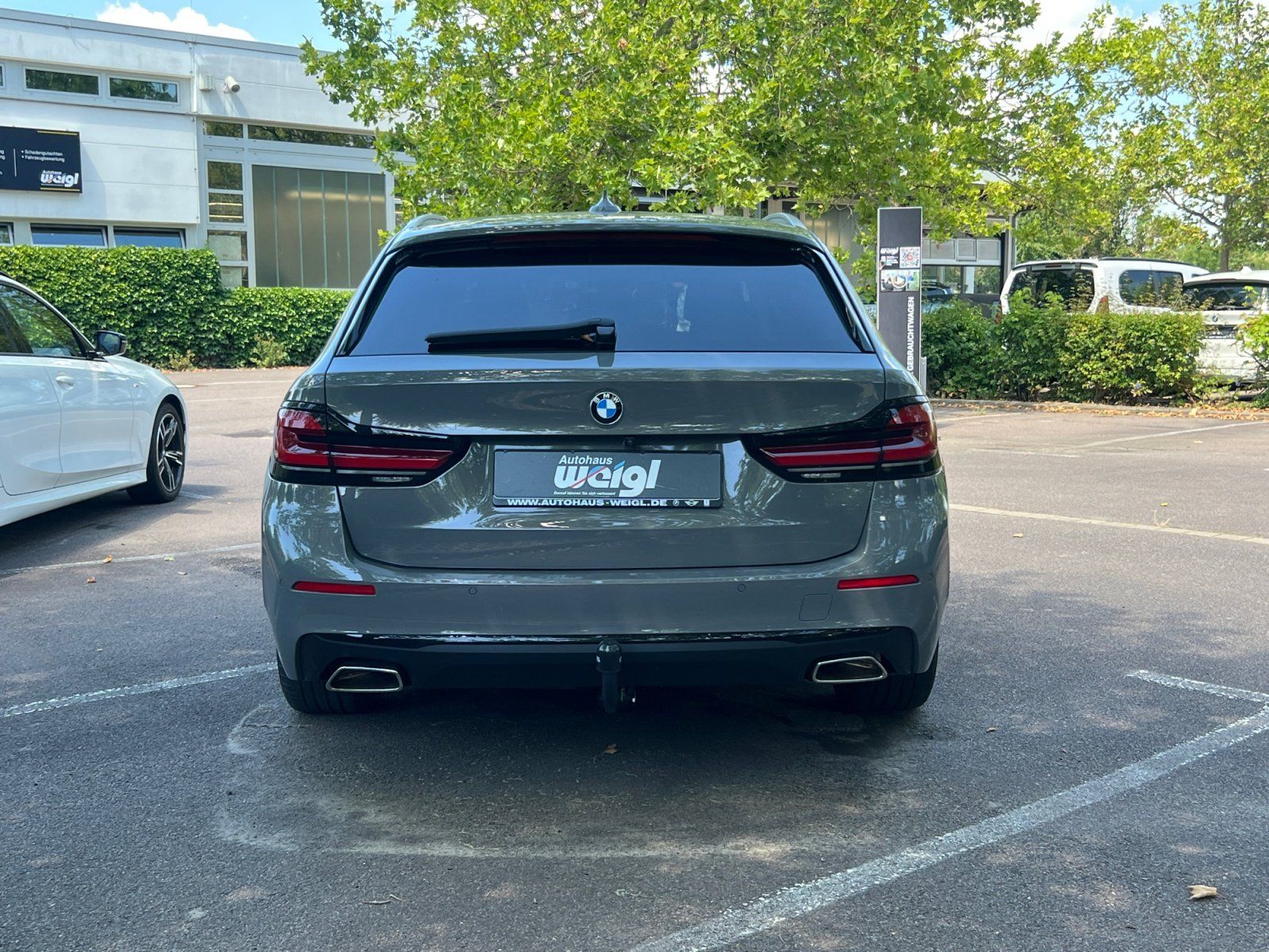 Fahrzeugabbildung BMW 520dA xDrive 3xKlima+Glasdach+LED+ParkAssist+AHK