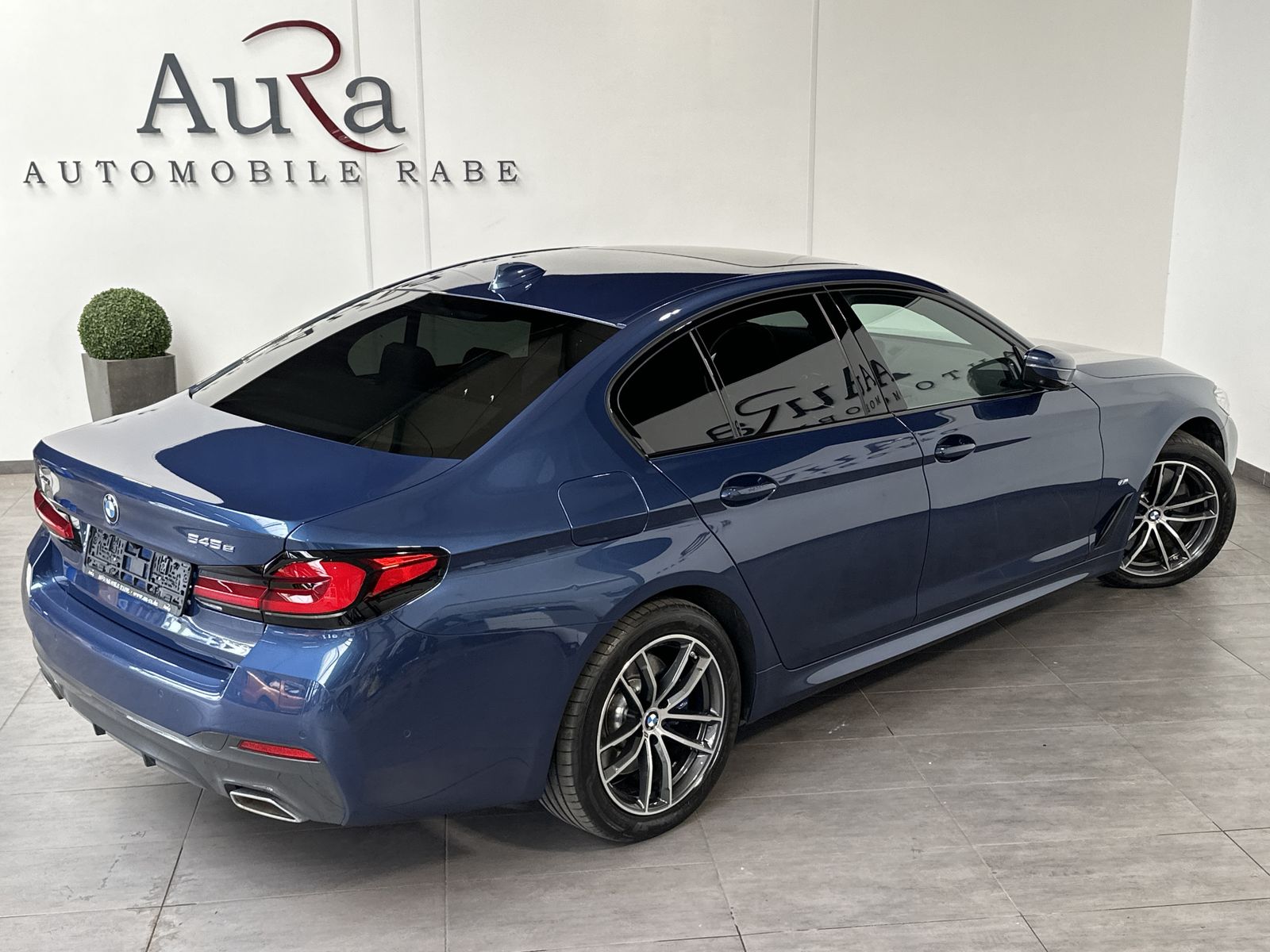 Fahrzeugabbildung BMW 545e xDrive M-Sport NAV+LASER+AHK+GLAS+ACC+HUD