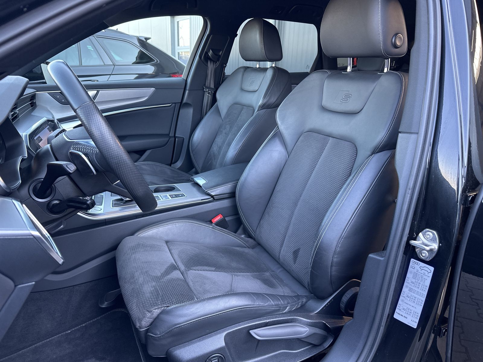 Fahrzeugabbildung Audi A6 Avant 40 TDI S-Line NAV+MATRIX+KAMERA+V-COCK