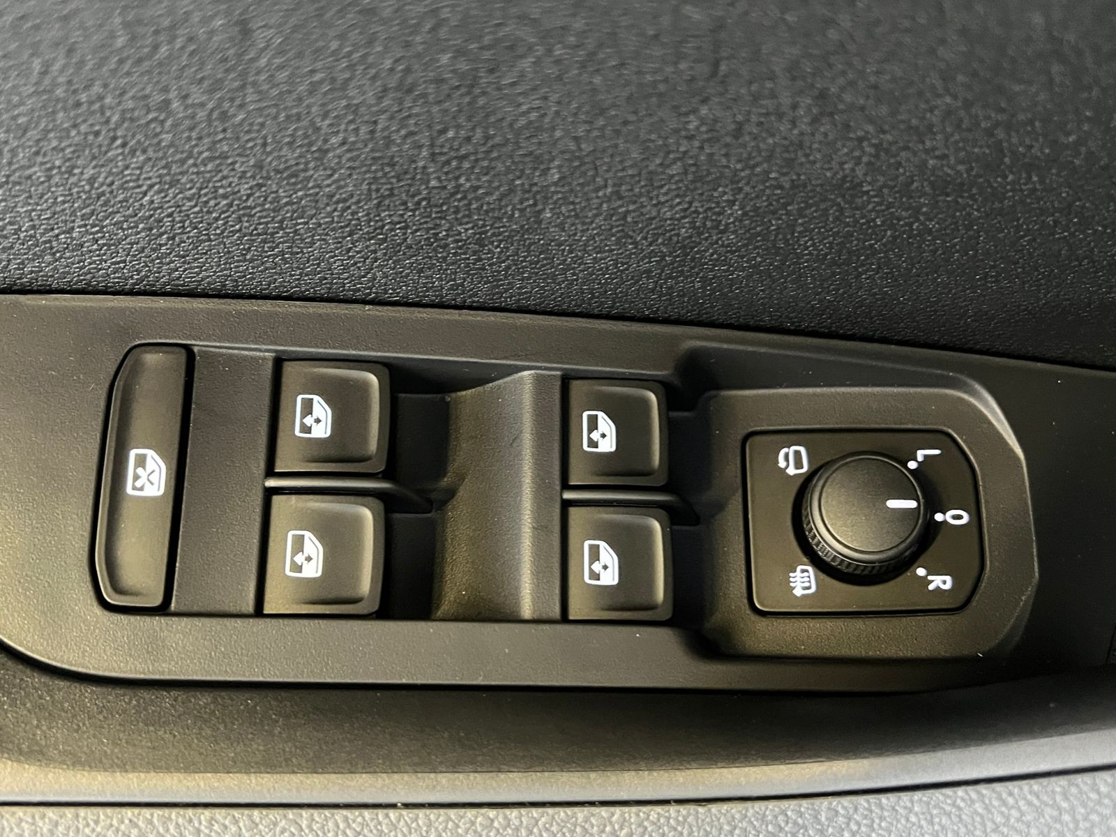 Fahrzeugabbildung SKODA Karoq DRIVE 1.5 TSI DSG *AHK, ACC, LED, Virtual