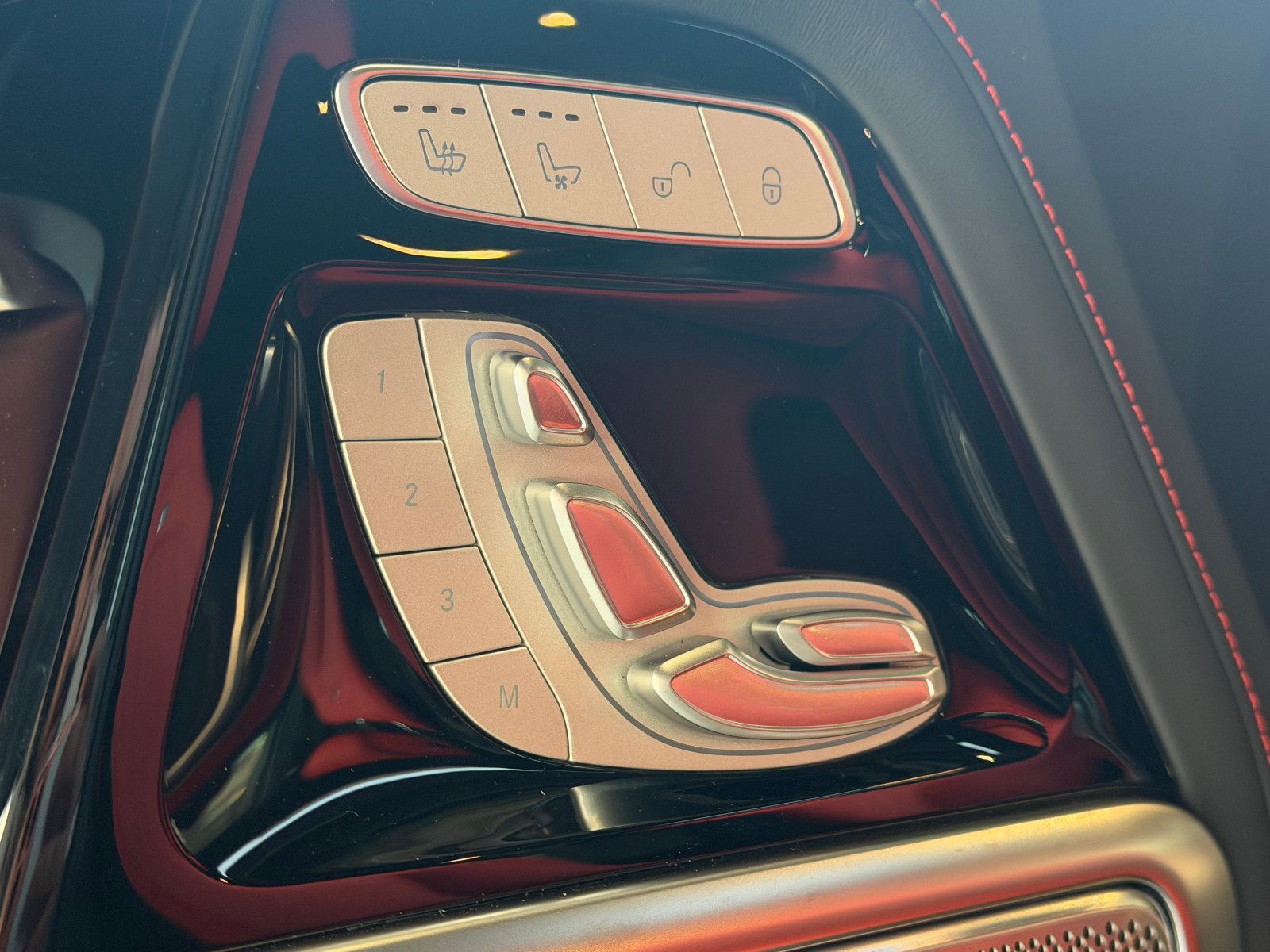 Fahrzeugabbildung Mercedes-Benz G 63 AMG/ A22/ FOND-TV/CARBON/RED/SUPERIOR/UNI