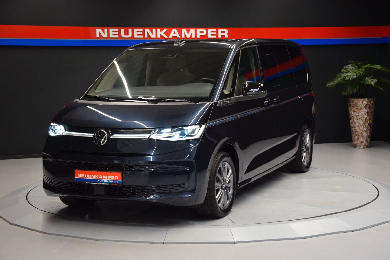 Fahrzeugabbildung Volkswagen T7 Multivan Pano ACC Keyless 3-Zonen Standheiz