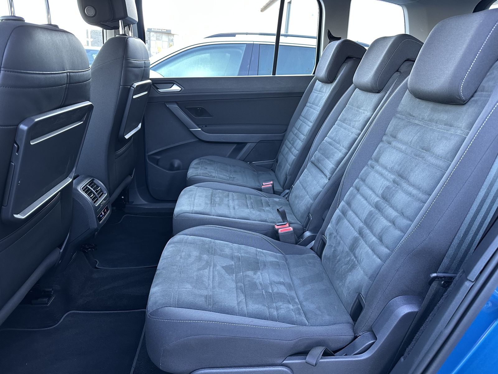 Fahrzeugabbildung Volkswagen Touran 2.0 TDI DSG IQ-DRIVE NAV+LED+KAM+ACC+VC
