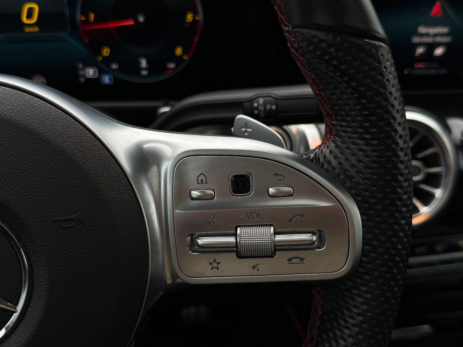 Fahrzeugabbildung Mercedes-Benz GLB 220d 4Matic AMG ACC AHK Kamera Ambiente Pano