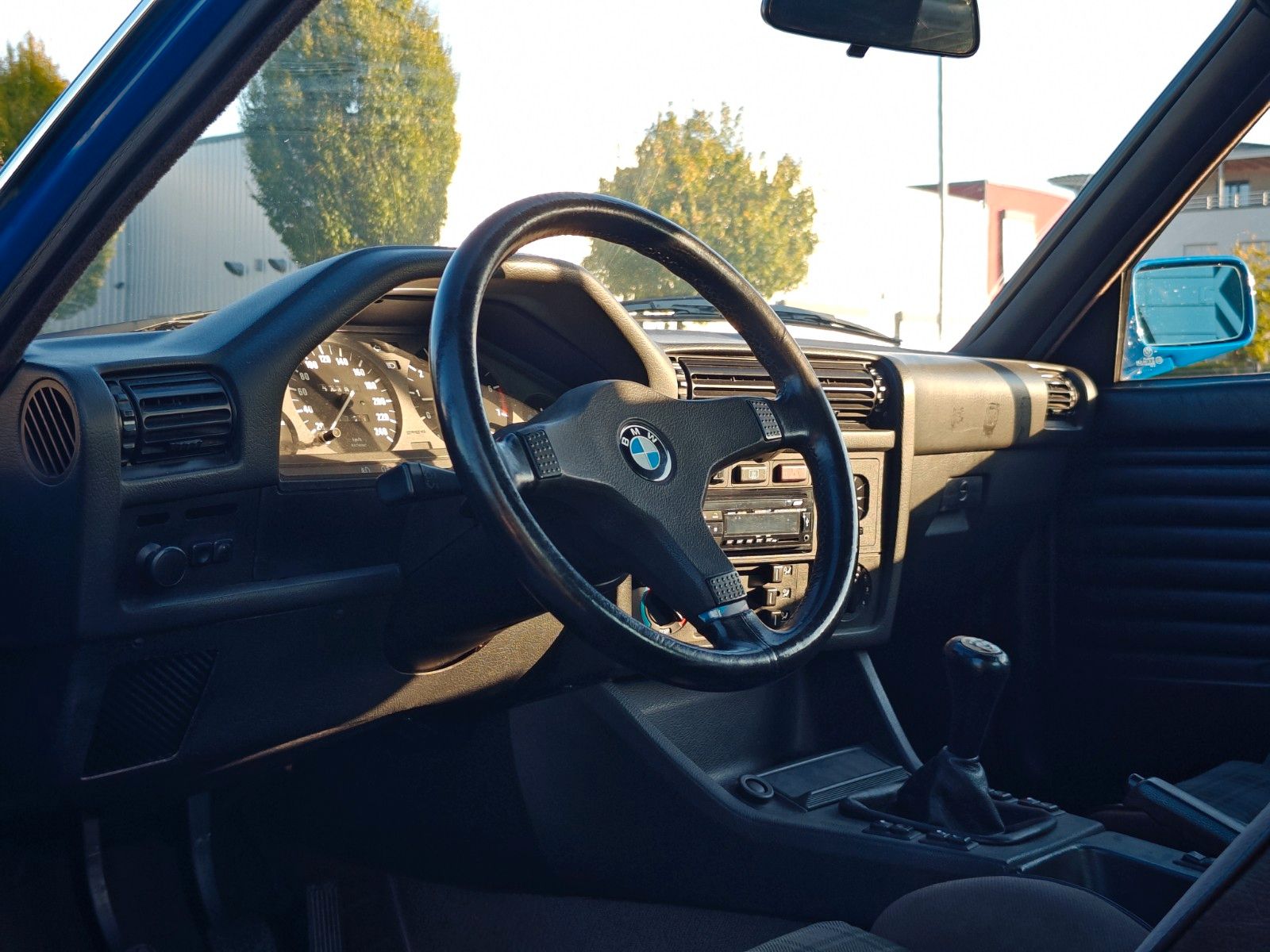 Fahrzeugabbildung BMW 318i Cabrio E30 - Lack NEU, Verdeck NEU