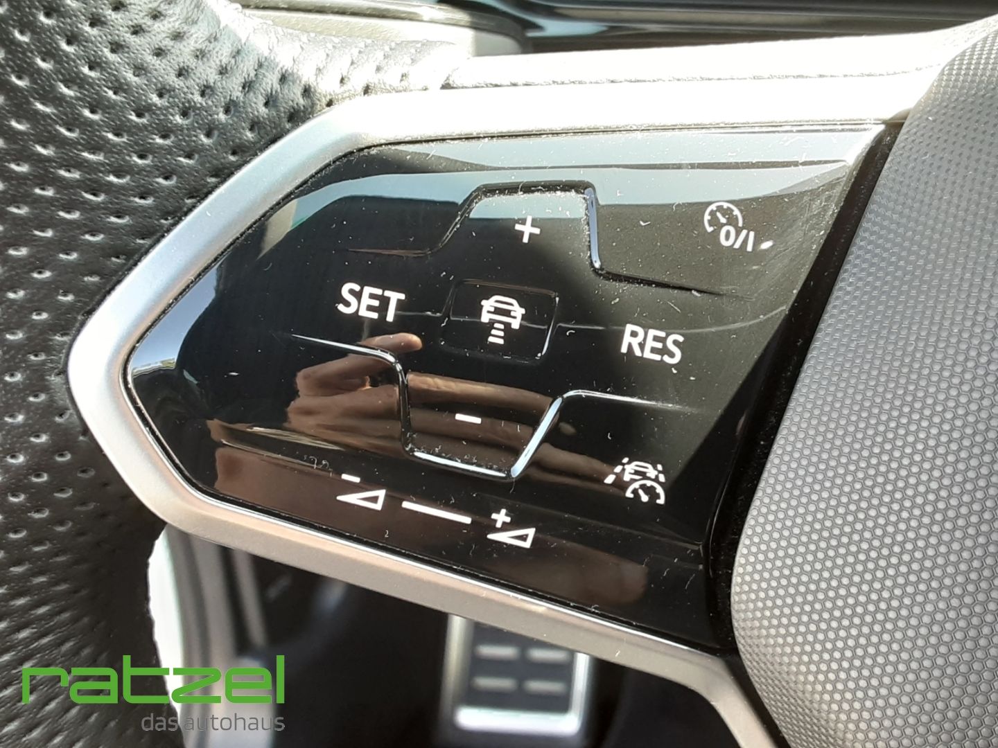 Fahrzeugabbildung Volkswagen T-Roc R-Line 1.5 TSI Sportpaket StandHZG AHK-abn