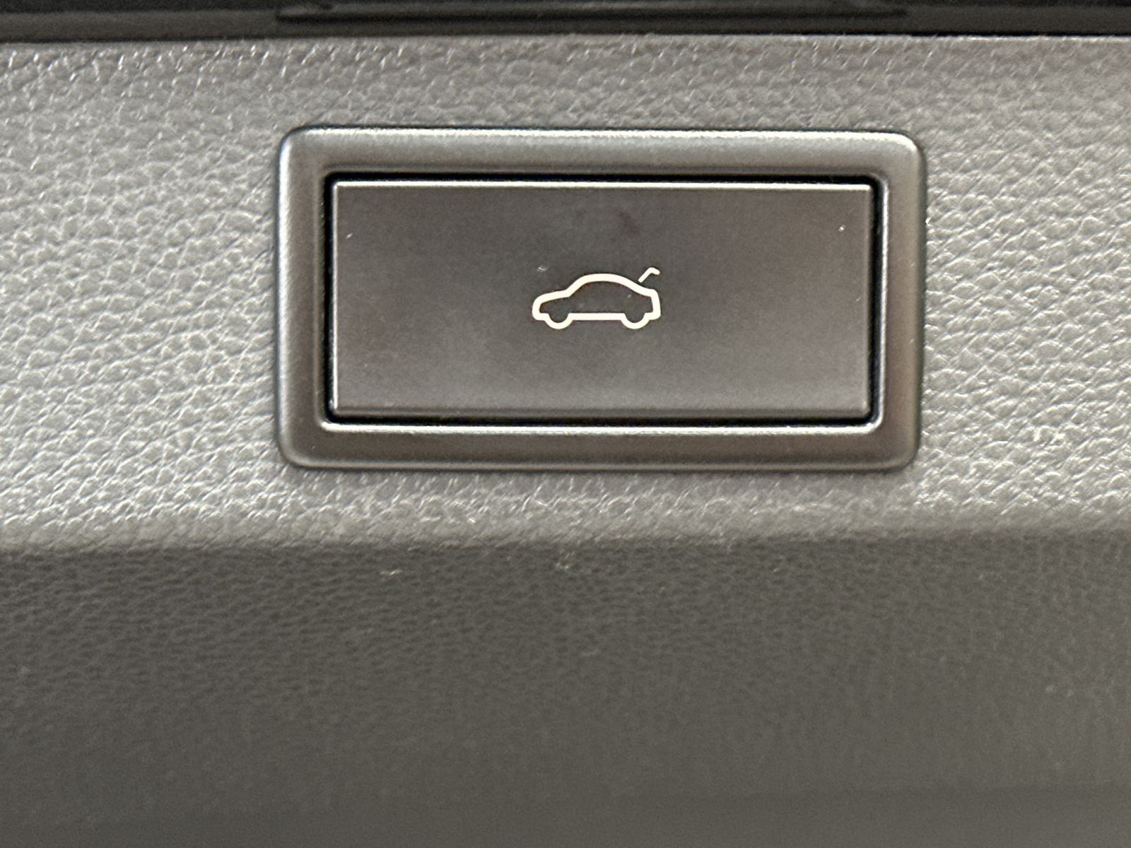 Fahrzeugabbildung SKODA Karoq 2.0 TDI DSG 4x4 Sportline NAV+LED+ACC+KAM