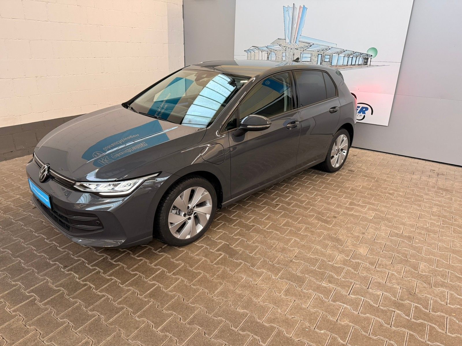 Fahrzeugabbildung Volkswagen Golf VIII 1.5 TSI eHybrid 150 kW Life +Navi +Kam