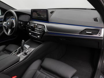 Fahrzeugabbildung BMW 520d M Sport  Kamera HUD DAB HiFi AHK DisplayKey