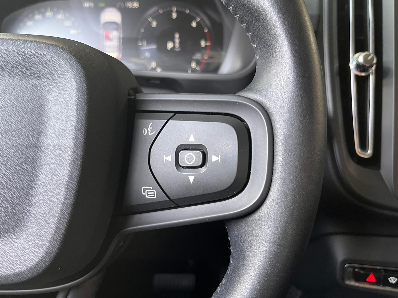 Volvo XC40 AWD AHK LED NAVI ALU
