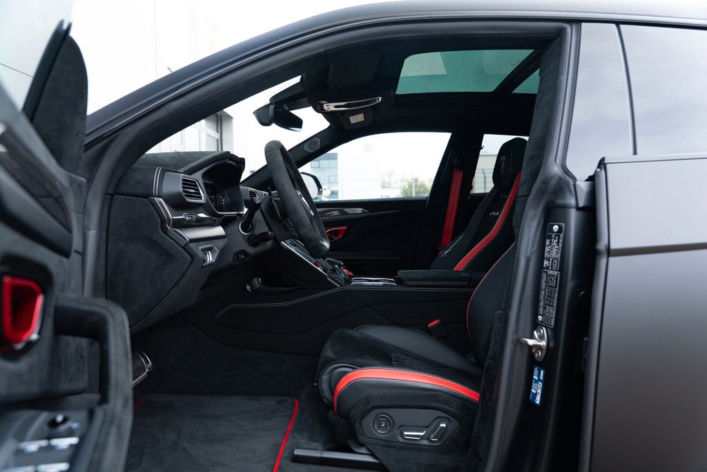 LAMBORGHINI Urus 2025