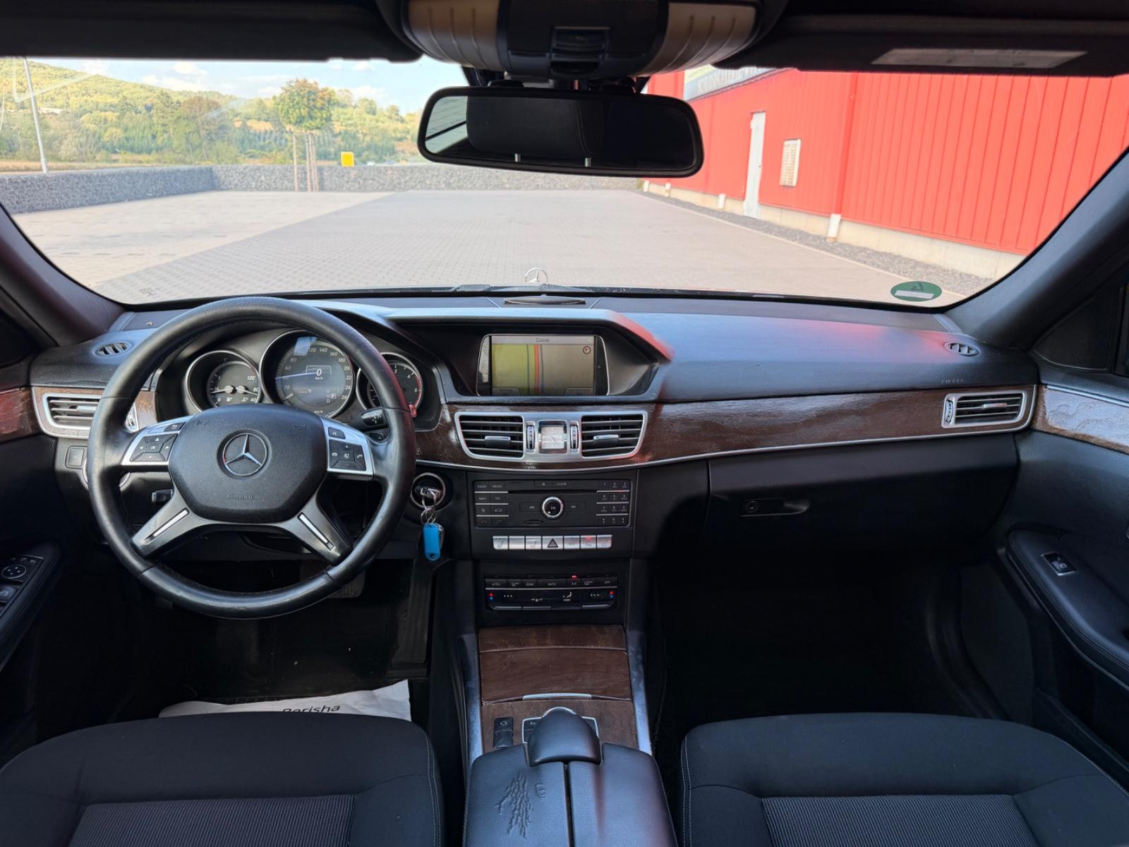 Mercedes-Benz E 220 LED AUTOMATIK LEDER PDC AHK NAVI ACC EU6