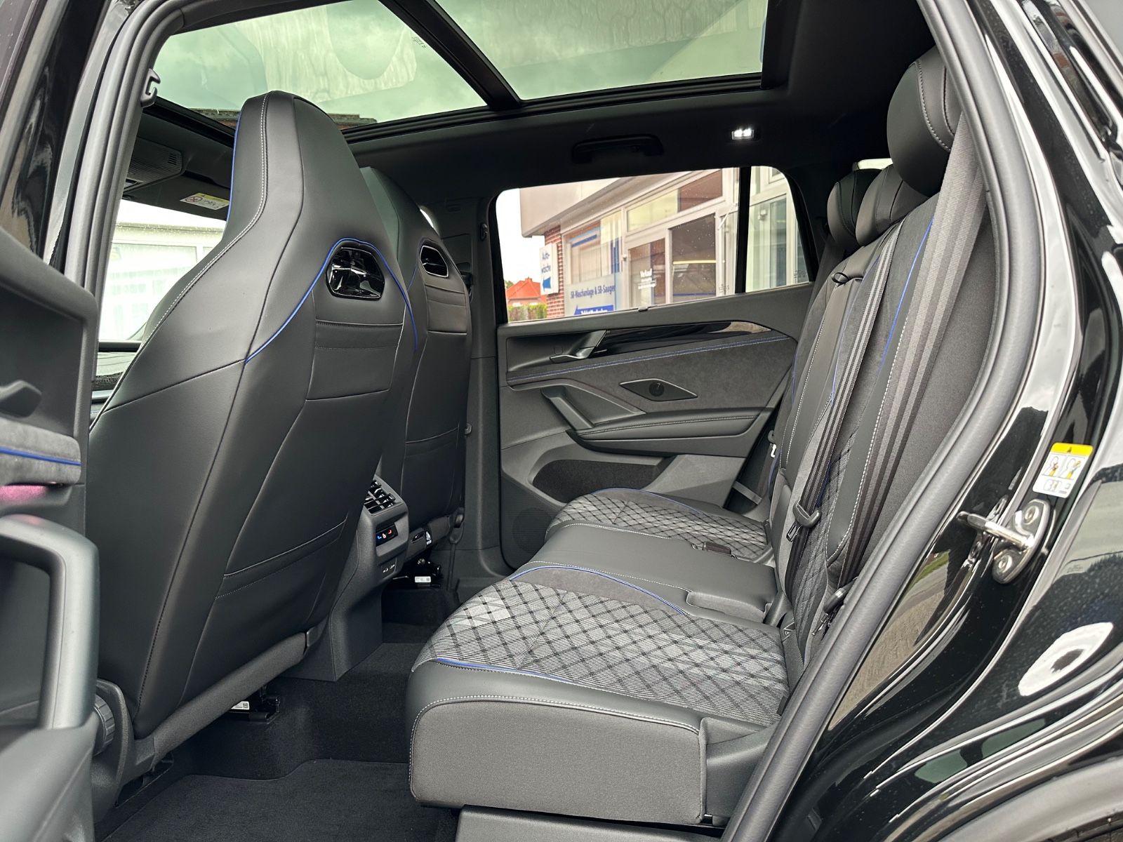 Fahrzeugabbildung Volkswagen Tayron 2.0 TDI 4M R-Line DSG Pano/AHK/NAVI/ACC