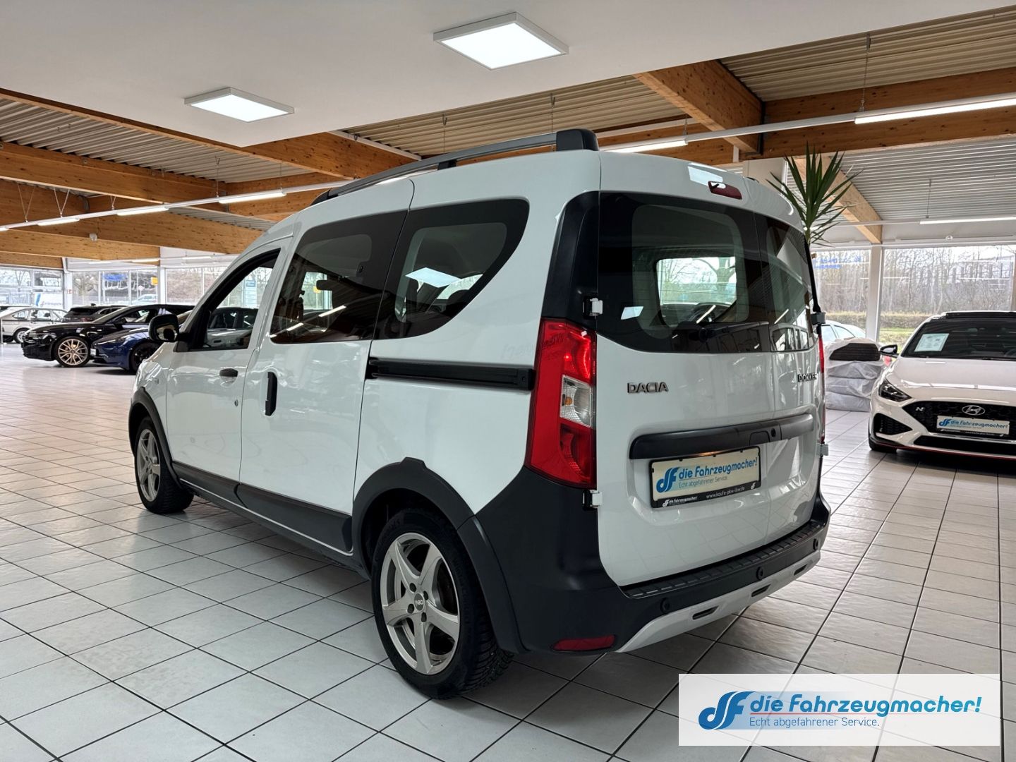 Fahrzeugabbildung Dacia Dokker Stepway Plus Navi Fahrerprofil DAB SHZ Rü