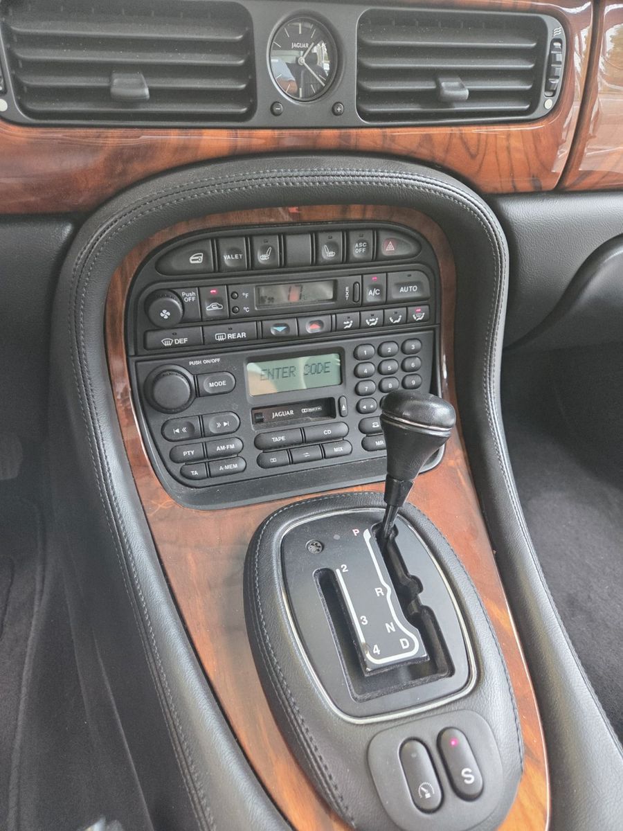 Fahrzeugabbildung Jaguar XJ8 3.2 Executive