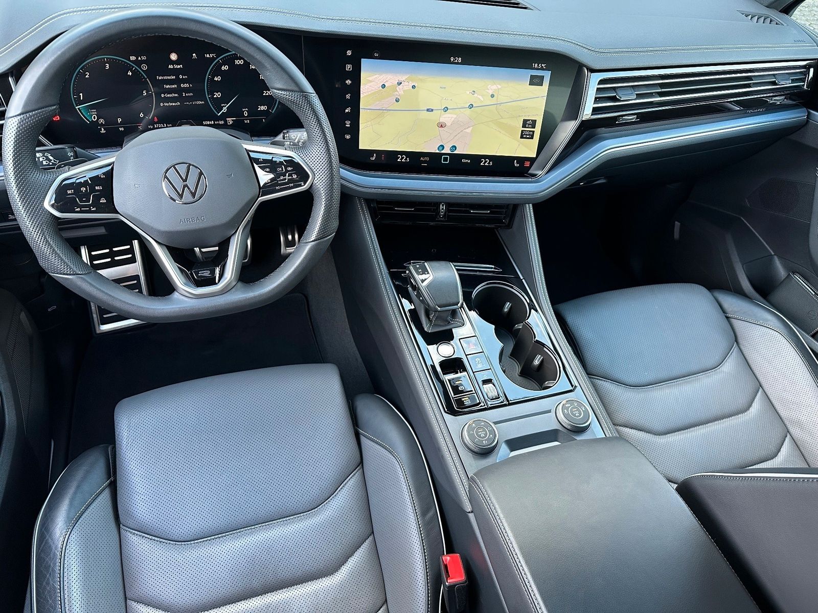 Fahrzeugabbildung Volkswagen Touareg 3.0 V6 TDI 4M R-Line NAV+LED+20ZOLL+AHK