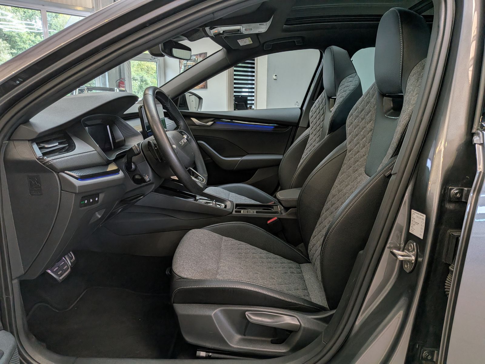 Fahrzeugabbildung SKODA Octavia 1.5 TSI Sportline MATRIX PANO AHK 5J-Gar