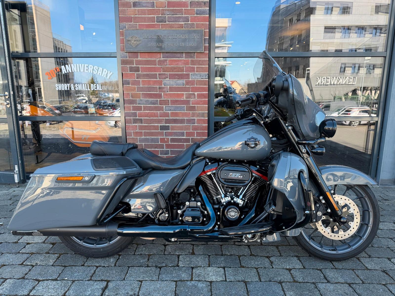 Harley-Davidson FLHXSE CVO Street Glide mit Jekill & Hyde