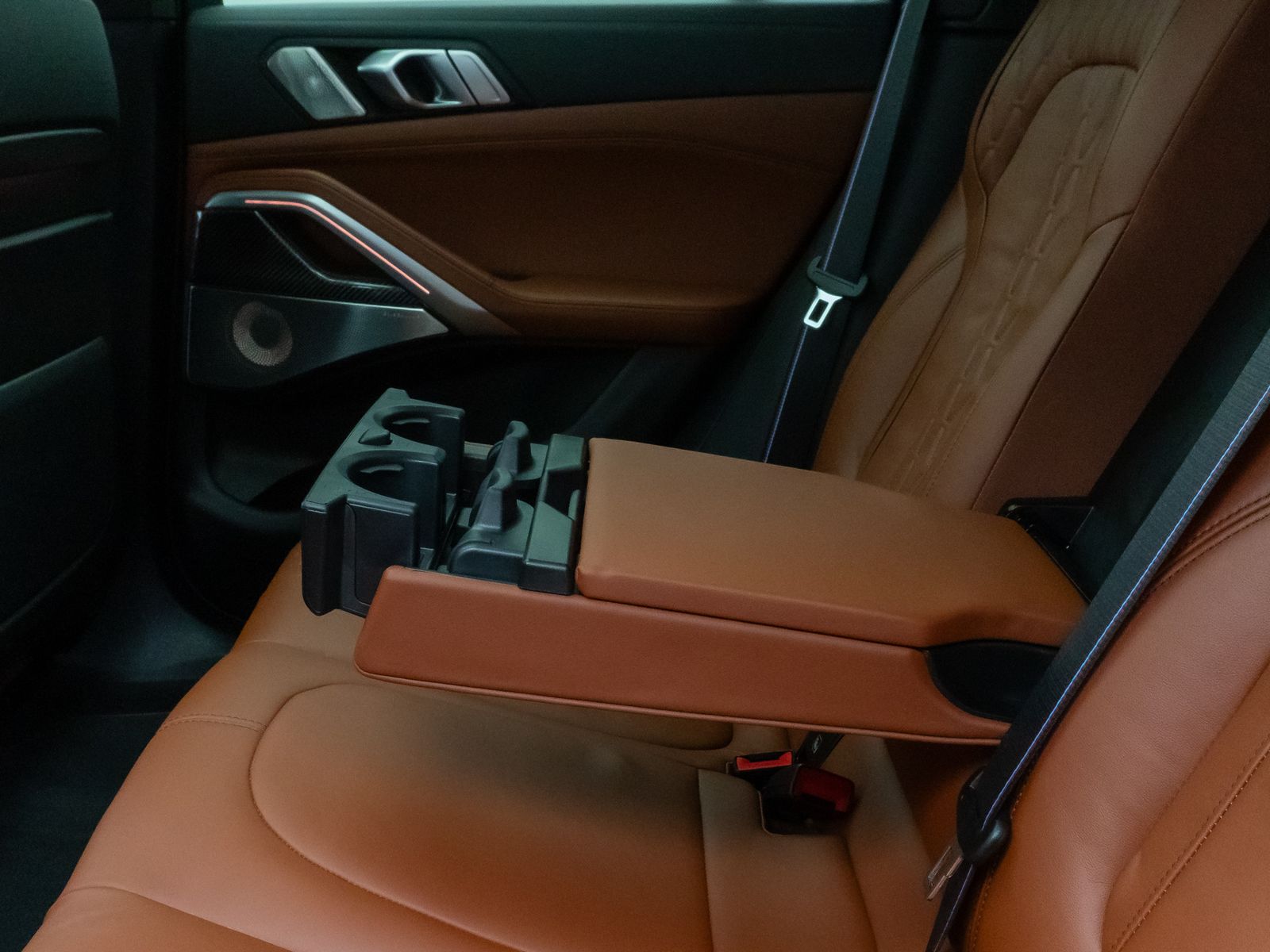 Fahrzeugabbildung BMW X6 M50i Panorama Laser 360°HUD DAB B&W AHK 22"