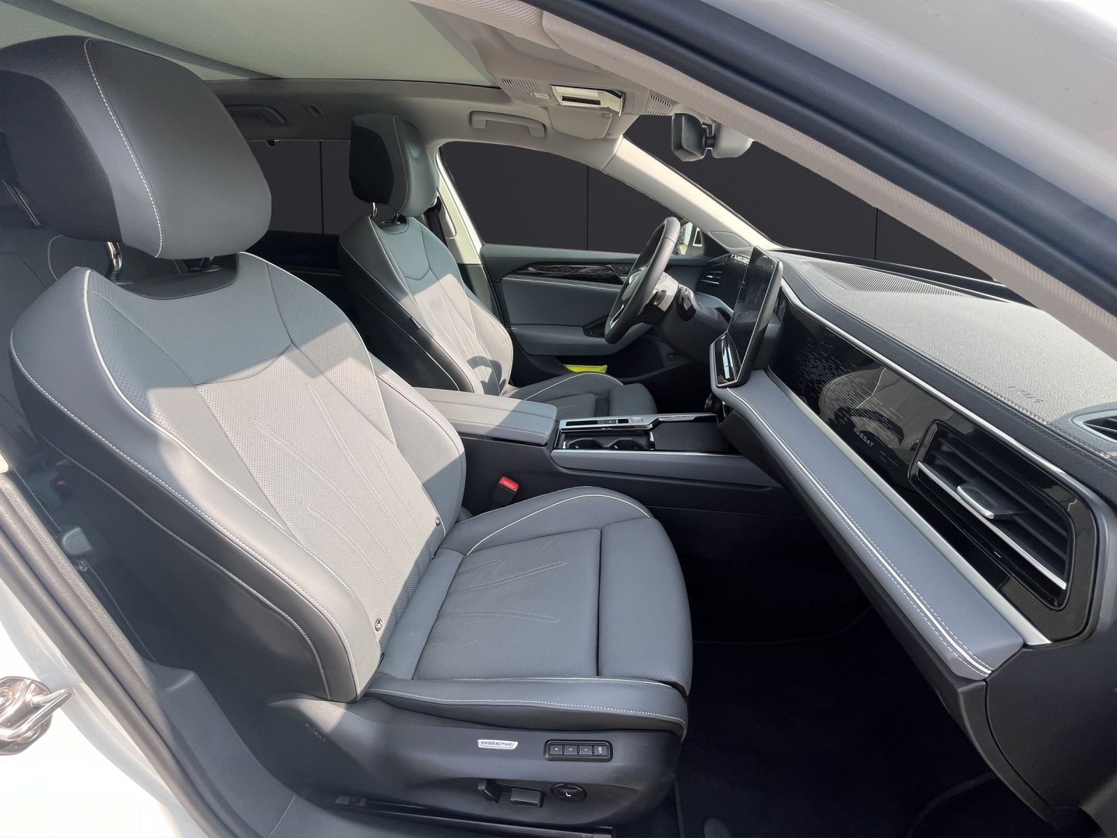 Fahrzeugabbildung Volkswagen Passat 2.0 TDI Elegance DSG LED ACC 18" AHK Lede