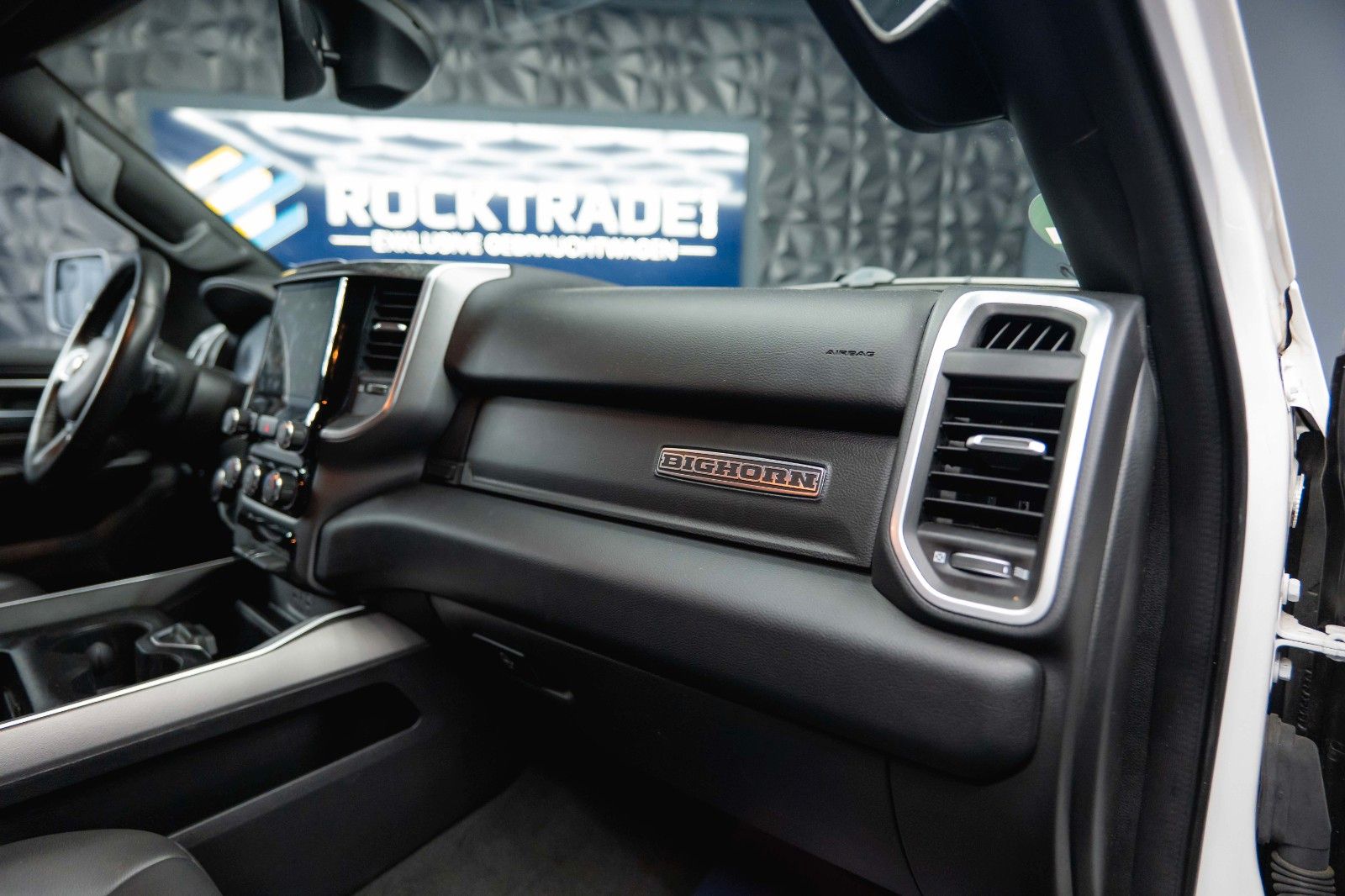 Fahrzeugabbildung Dodge RAM 5.7 V8 HEMI 4x4 LPG Offroad Night-Paket