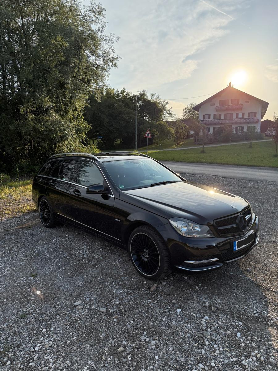 Mercedes-Benz C220 2011 — rear view