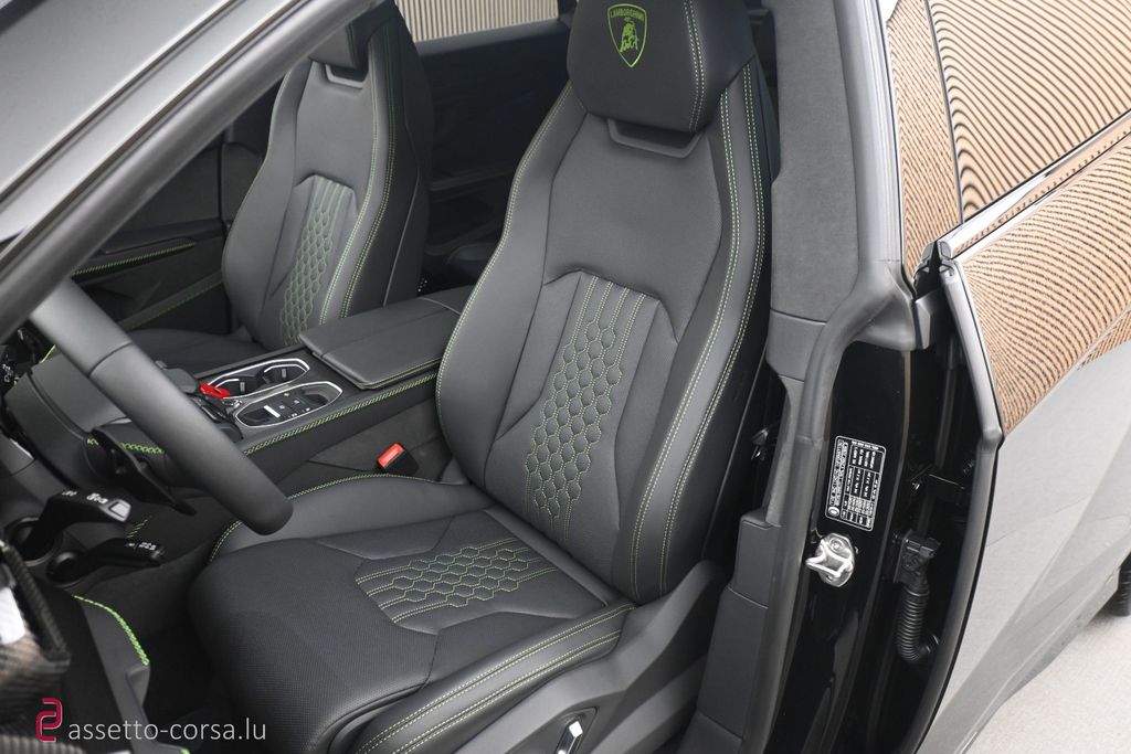 LAMBORGHINI Urus 2026