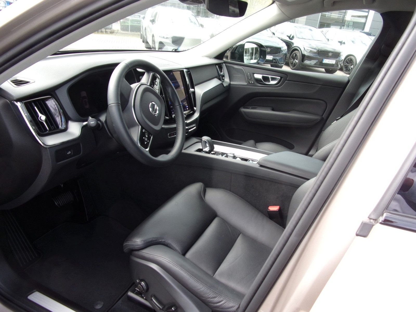 Volvo XC60 B4 Plus Dark 2WD foto 4