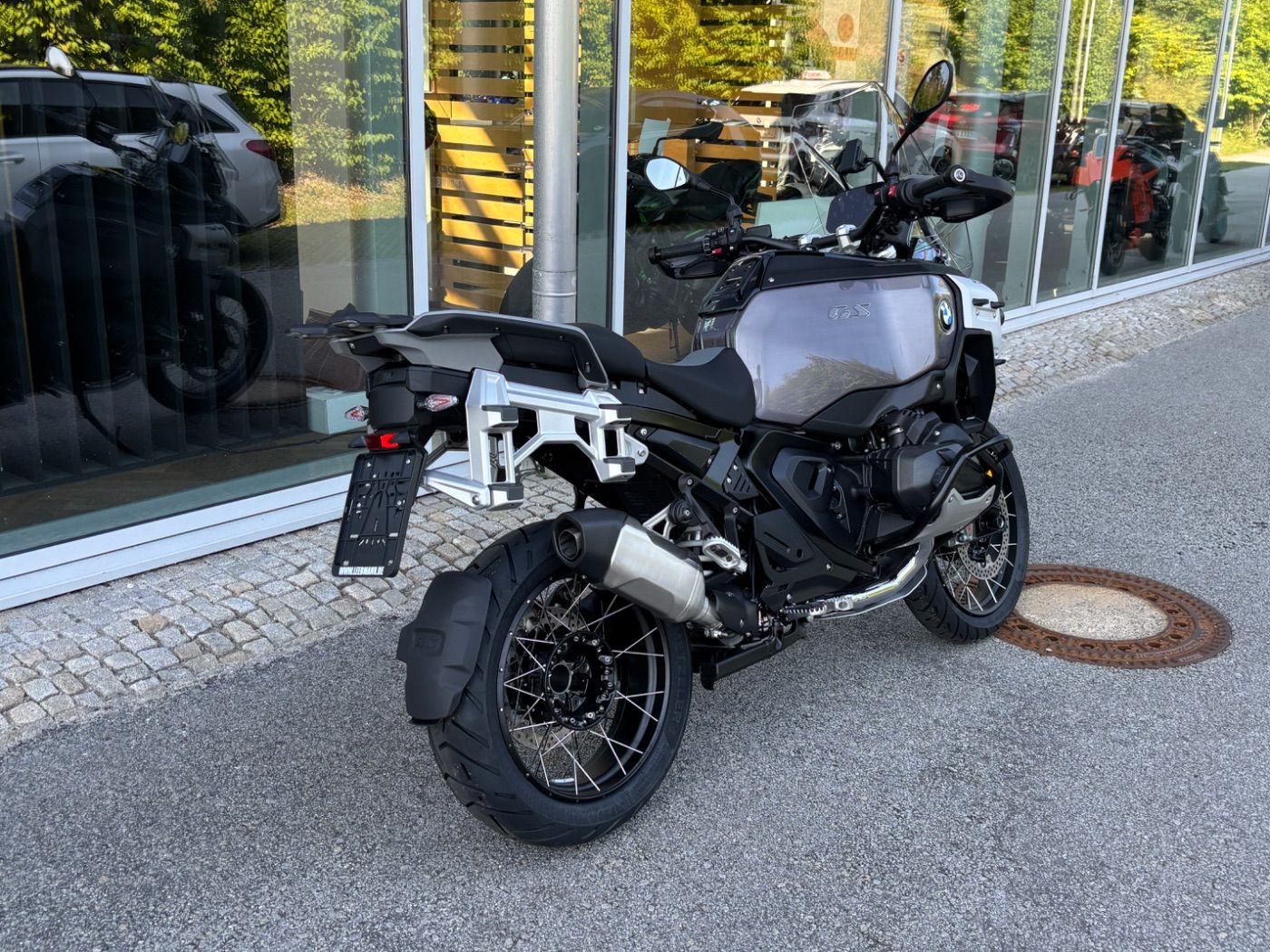 Fahrzeugabbildung BMW R 1300 GS Adventure 3 Pakete Triple Black