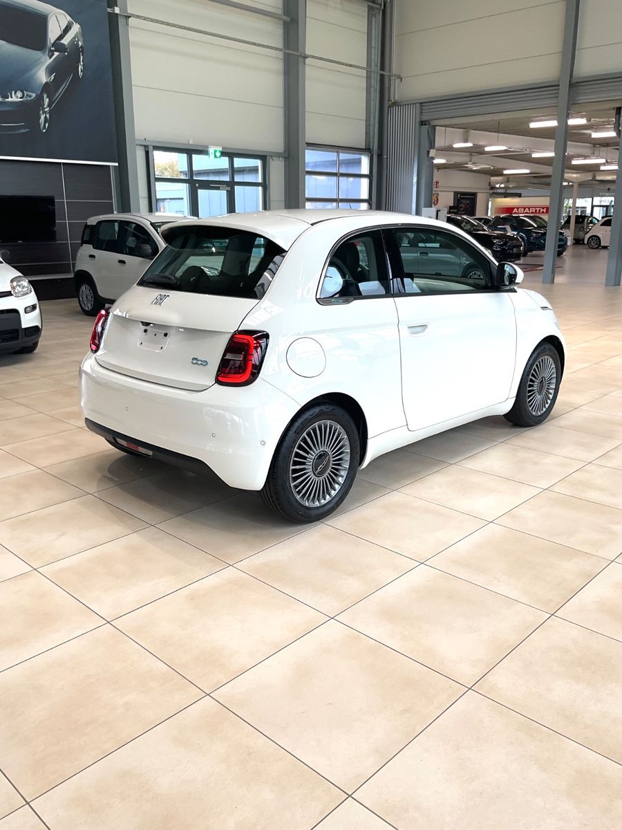 Fahrzeugabbildung Fiat 500e + Komfort Paket, Style Paket