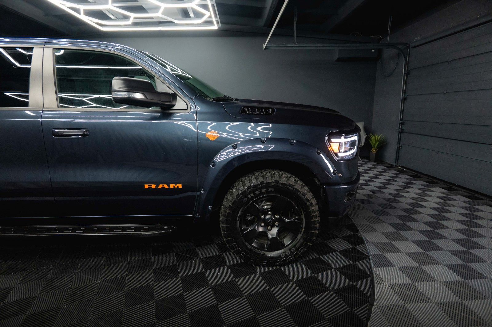 Fahrzeugabbildung Dodge RAM 5.7 V8 HEMI 4x4 OFFROAD Night HarleyDavidson