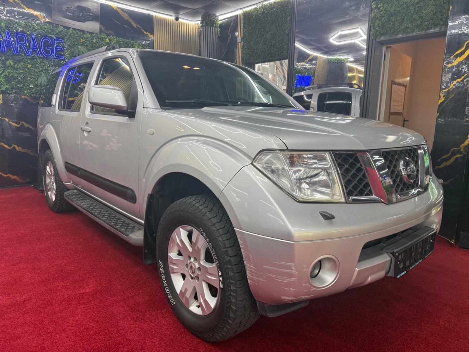 Nissan Pathfinder 2006 — салон