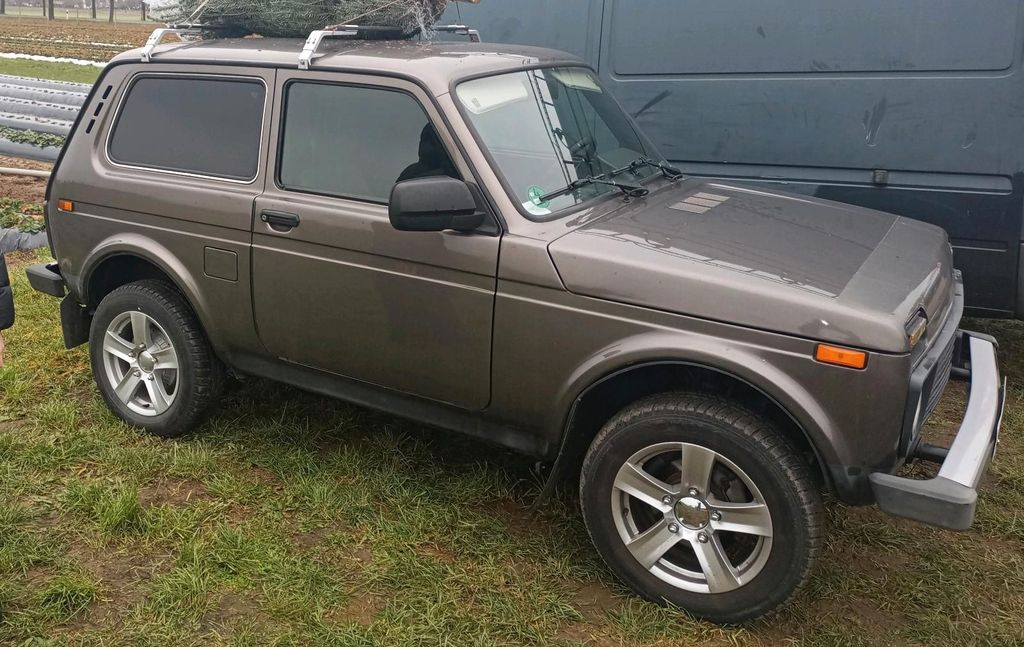Image of Lada Urban