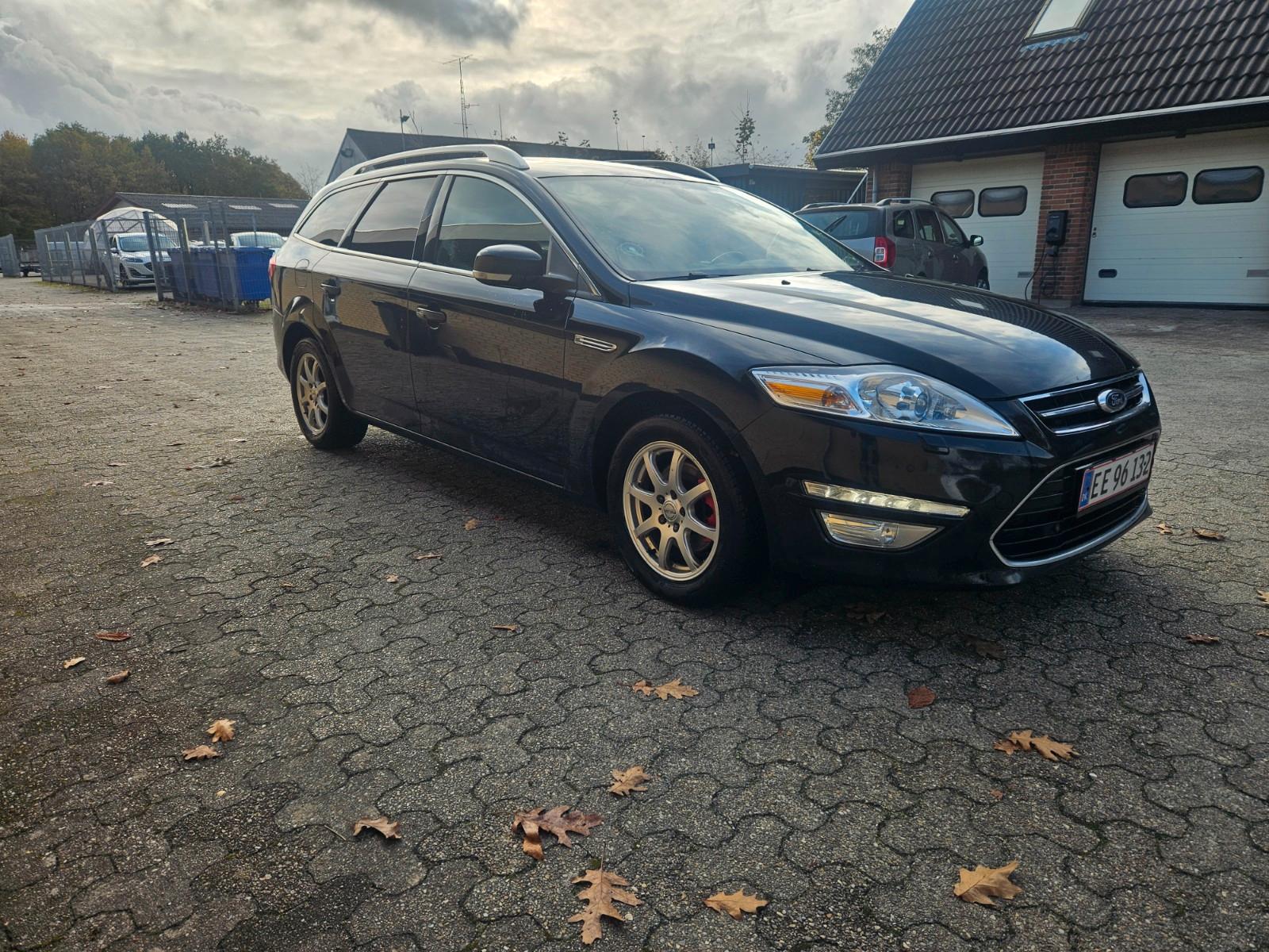 Ford Mondeo 2012 — interior