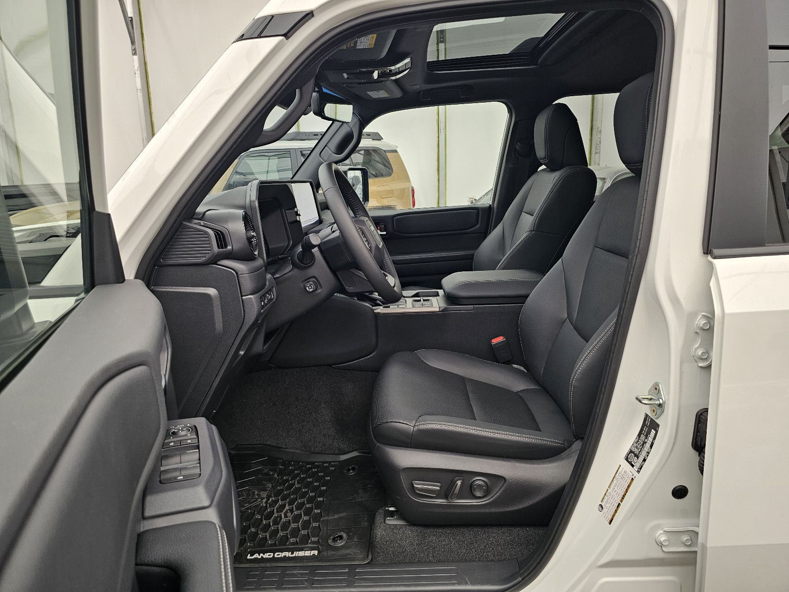 Fahrzeugabbildung Toyota Land Cruiser Premium Hybrid T1 72.000EUR! Stock!