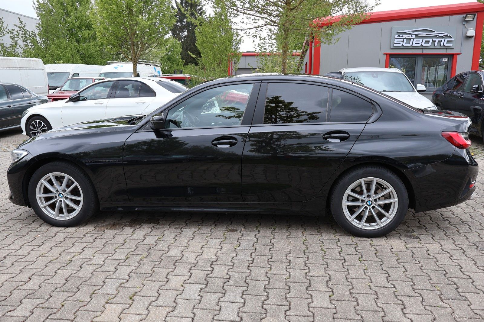 Fahrzeugabbildung BMW 318 Baureihe 3 Lim. 318 d Advantage