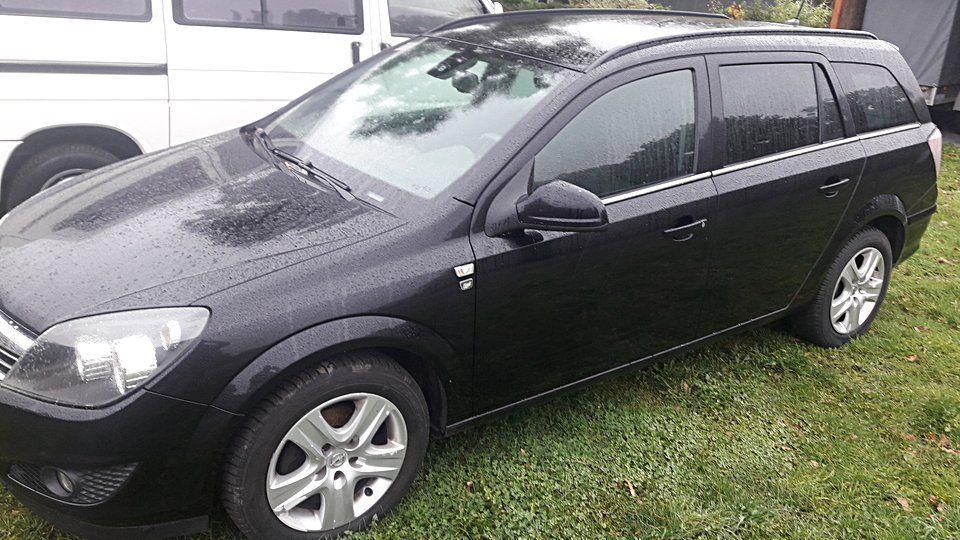 Opel Astra 2010 — rear view