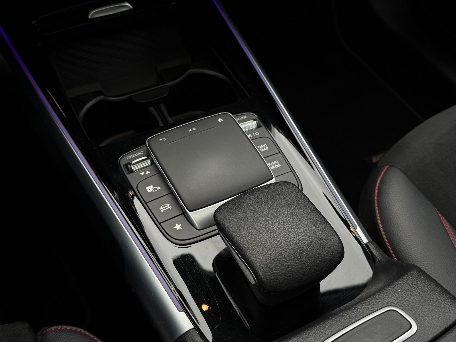 Fahrzeugabbildung Mercedes-Benz GLB 220d 4Matic AMG ACC AHK Kamera Ambiente Pano