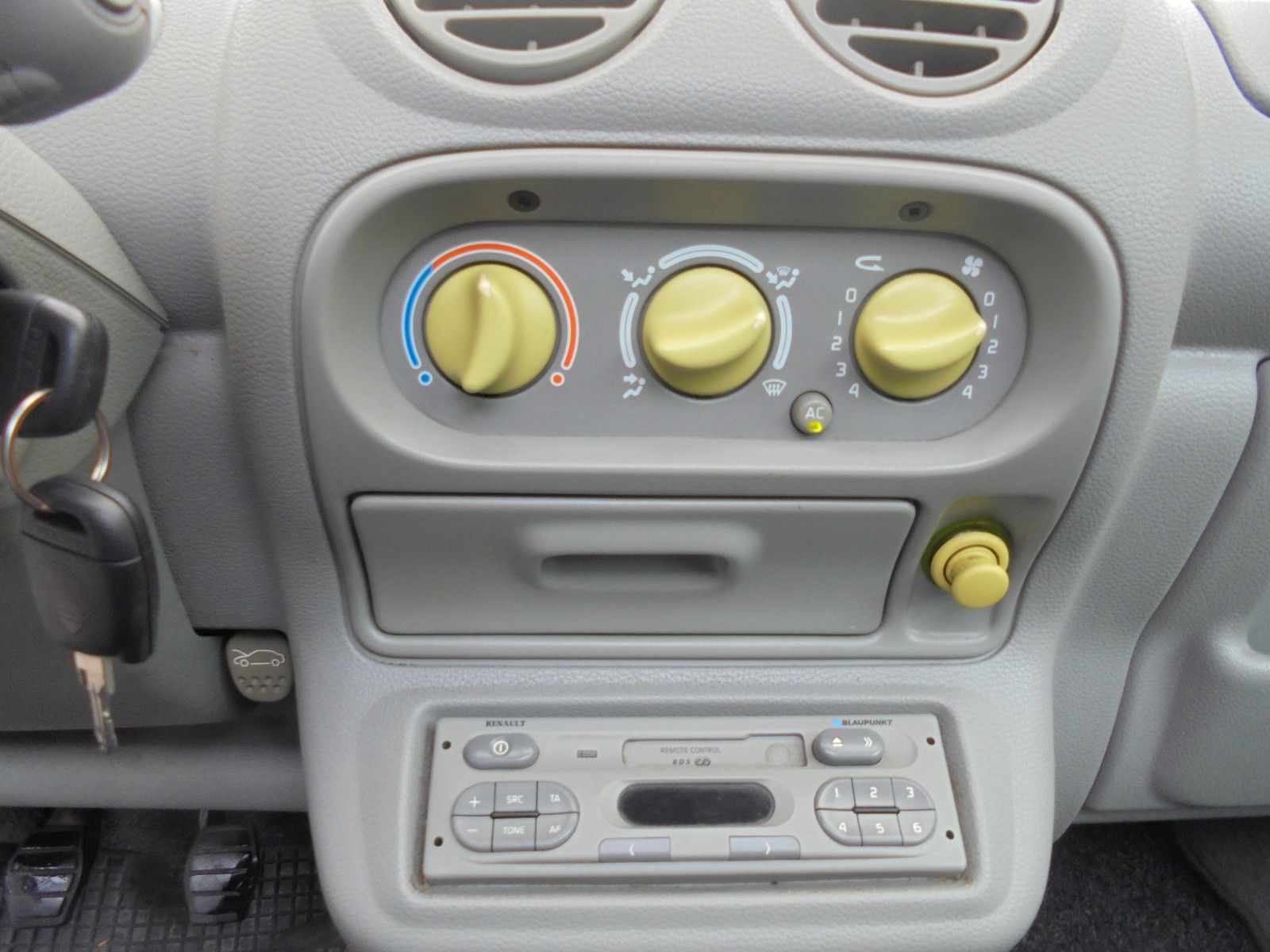 Fahrzeugabbildung Renault Twingo Initiale 1.2 Klima/Faldach