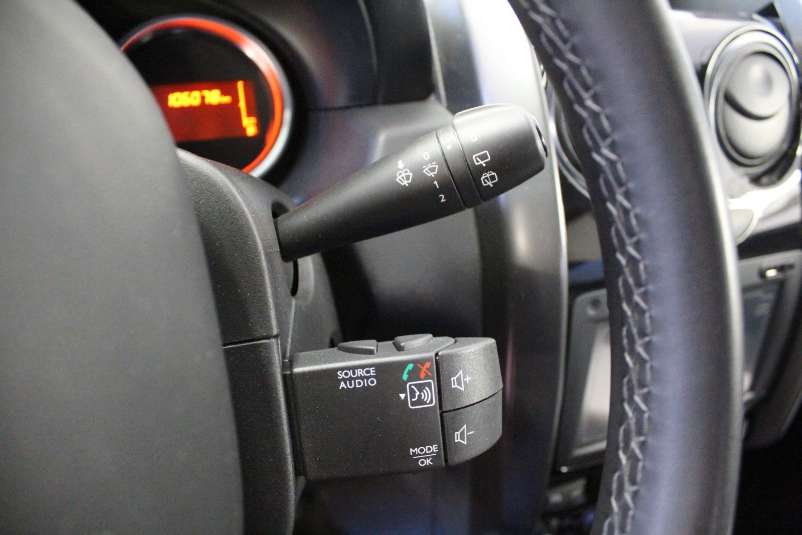 Fahrzeugabbildung Dacia Duster   SCE 115  Laureate   AHK *Navigation*
