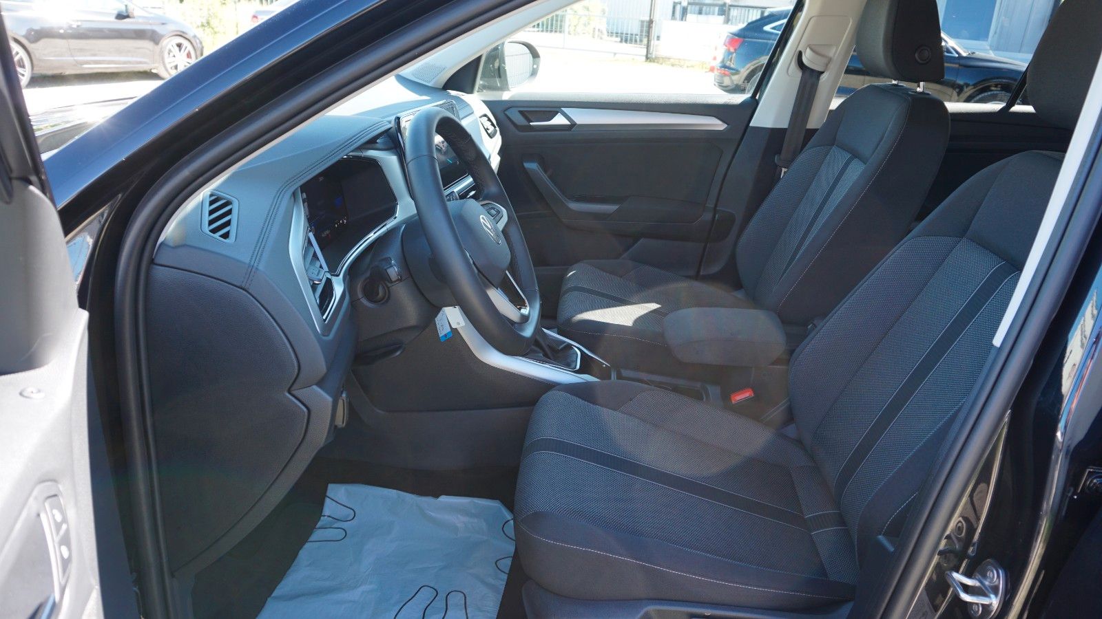 Fahrzeugabbildung Volkswagen T-Roc Life Navi,LED,Park/Lane Assist,SH