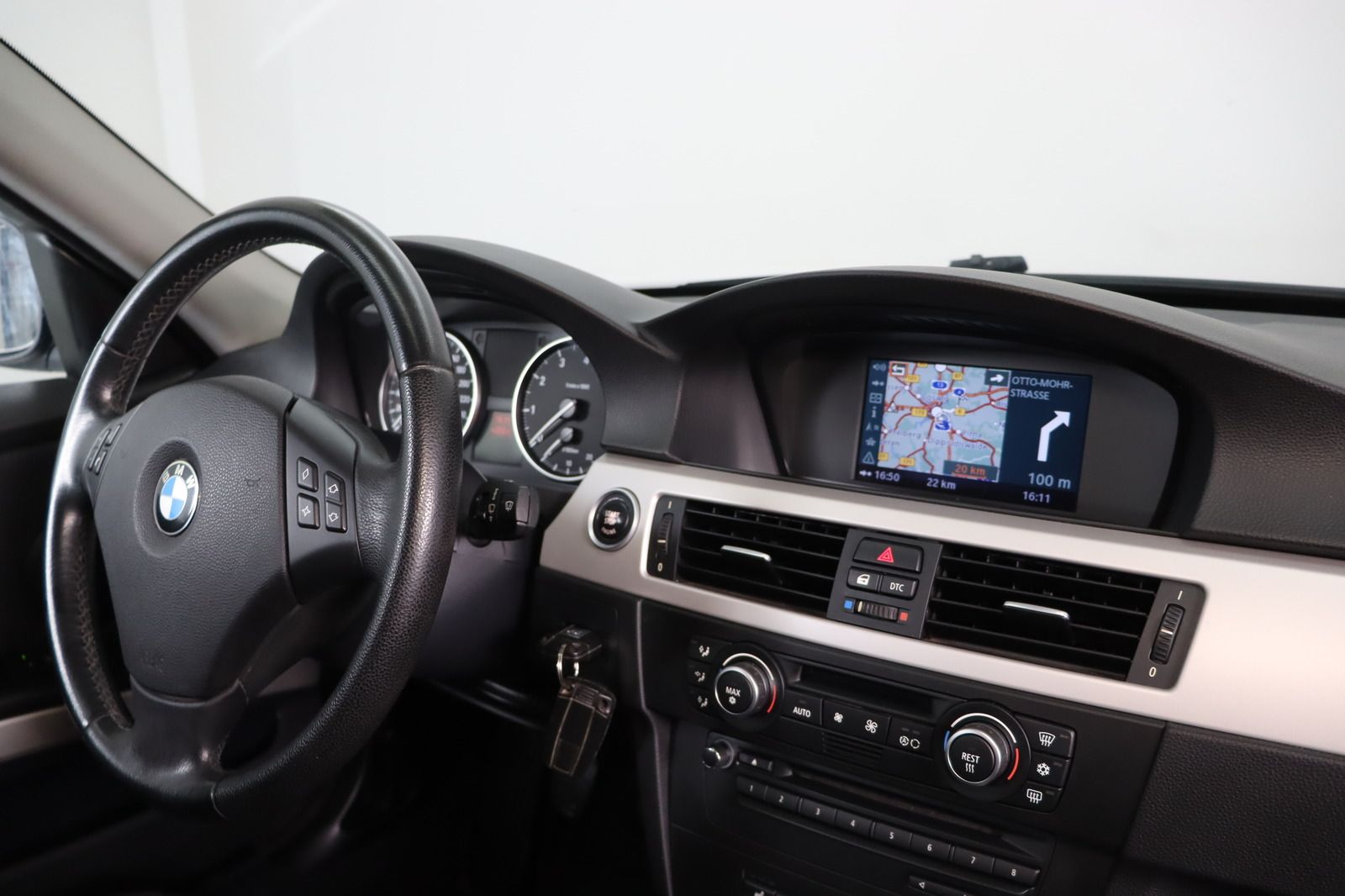Fahrzeugabbildung BMW 320i touring * Sitzhzg. * Navi