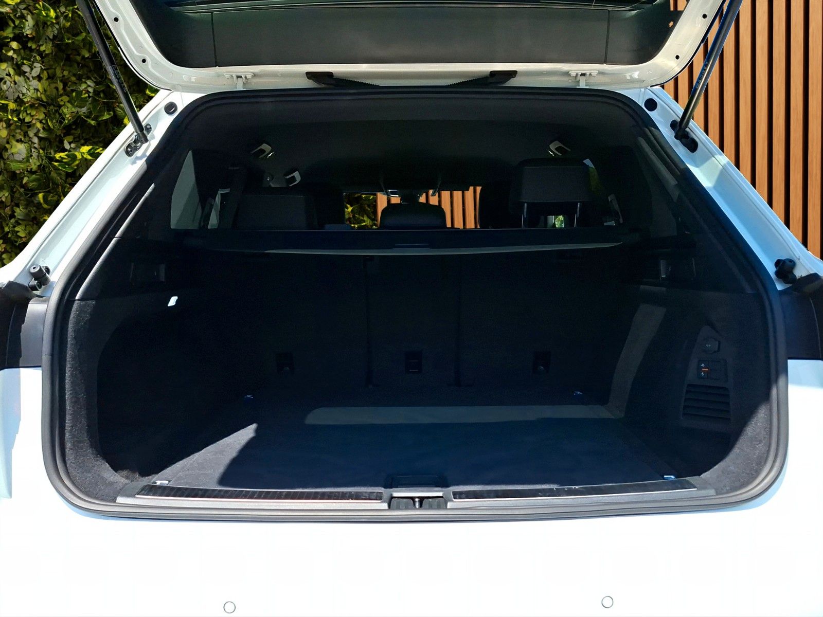 Fahrzeugabbildung Volkswagen DSG*R-Line*4Motion*Vico*SHZ*Leder*AHK*