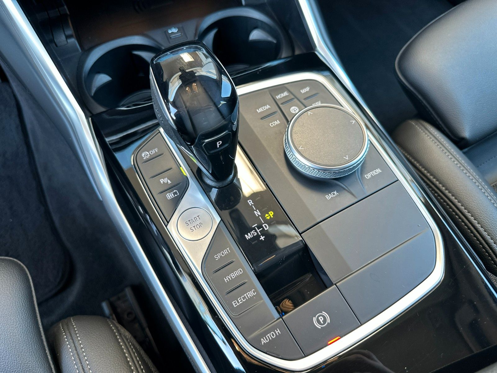 BMW 330e LC.PRO ACC LASER CARPLAY HUD HiFi KAMERA foto 17