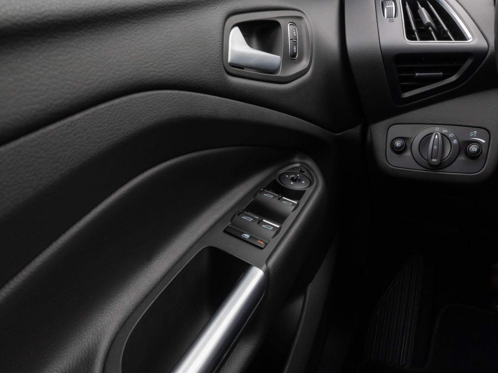 Fahrzeugabbildung Ford Kuga ST-Line Kamera Lenkrhzg Navi AHK Komfort
