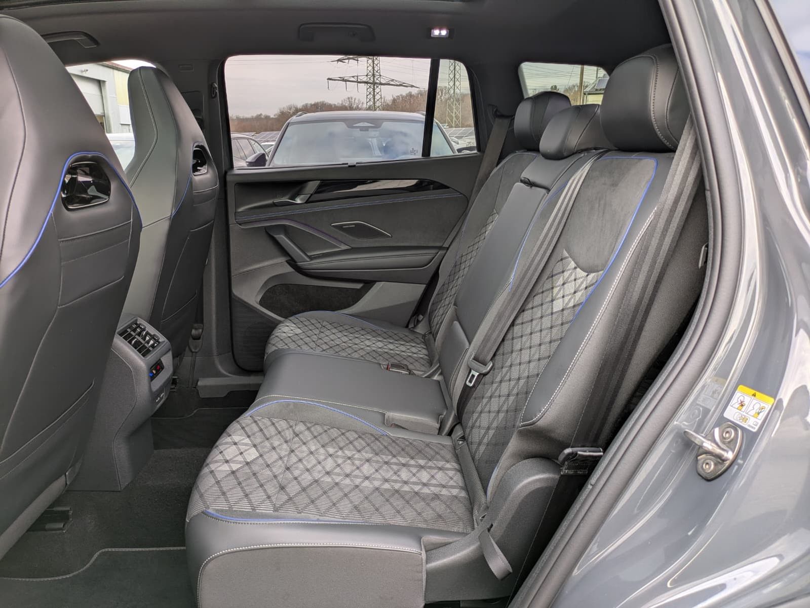 Fahrzeugabbildung Volkswagen Tayron 2.0 TDI 4M R-Line BLACK*7Si*MATRIX*PANO